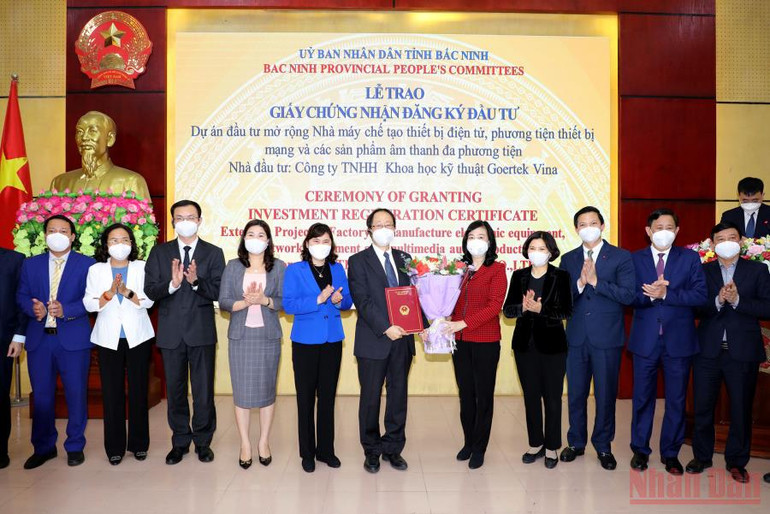 Lãnh đạo tỉnh Bắc Ninh tặng hoa chúc mừng Công ty Goertek Vina được trao giấy chứng nhận đầu tư mở rộng. Bắc Ninh trao giấy chứng nhận đầu tư mở rộng cho Công ty Goertek Vina -0