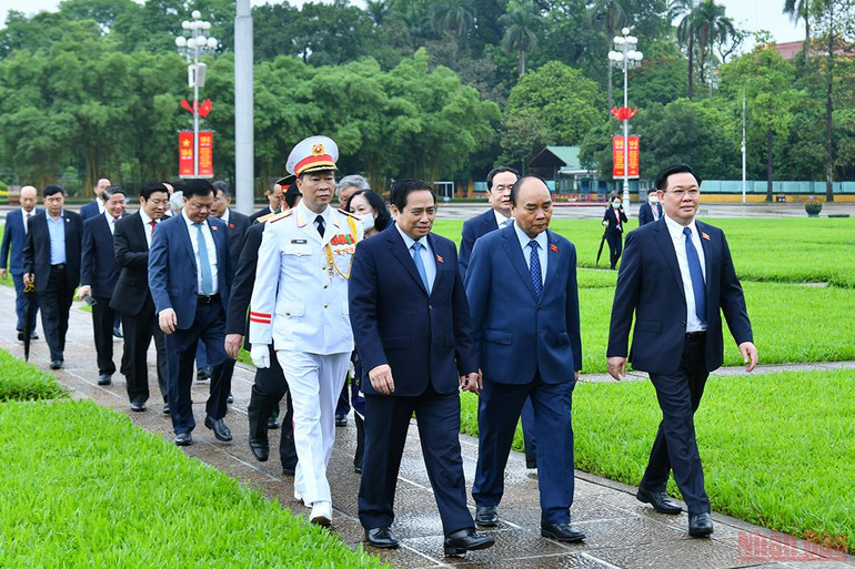 Chủ tịch nước Nguyễn Xuân Phúc, Thủ tướng Phạm Minh Chính và Chủ tịch Quốc hội Vương Đình Huệ, các đồng chí lãnh đạo Đảng, Nhà nước cùng các đại biểu Quốc hội trở về Nhà Quốc hội chuẩn bị cho buổi lễ khai mạc. Các đại biểu Quốc hội vào Lăng viếng Chủ tịch Hồ Chí Minh -0
