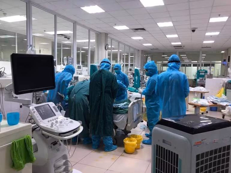 Bác sĩ các tuyến điều trị "căng mình" trước nhiều ca bệnh nặng, diễn biến phức tạp.