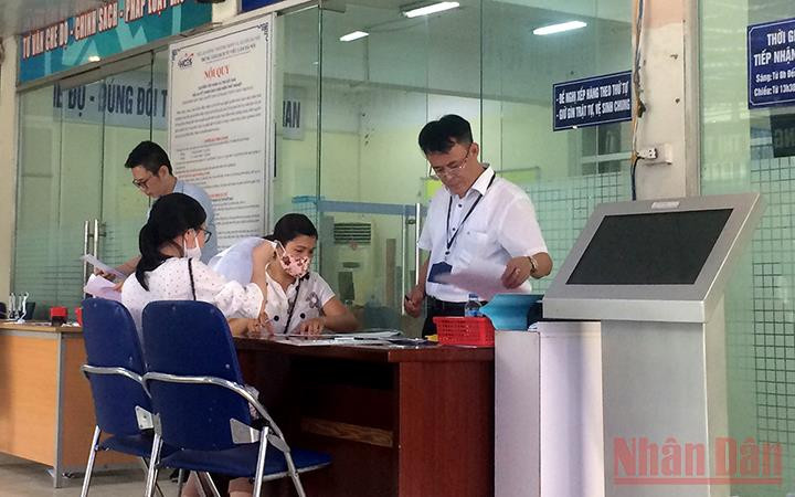 Làm thủ tục về bảo hiểm thất nghiệp tại Hà Nội, chụp trước thời điểm 27/4/2021 (Ảnh: Đăng Khoa). Chính sách bảo hiểm thất nghiệp đối với lao động - việc làm: Giá đỡ vững chắc -0