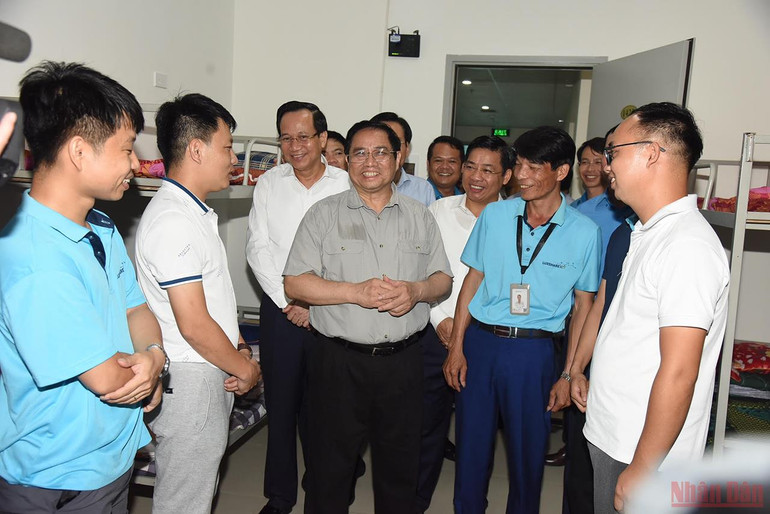 Thủ tướng Phạm Minh Chính thăm công nhân ở khu công nghiệp tỉnh Bắc Giang -1