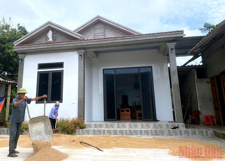 Từ nguồn hỗ trợ của tỉnh, ông Nguyễn Văn Dụ ở thôn 6, xã Hà Linh (Hương Khê) đã xây dựng được ngôi nhà khang trang, thoáng đãng. Người dân vùng “chảo lửa, túi mưa” đoàn kết vượt qua gian khó -0