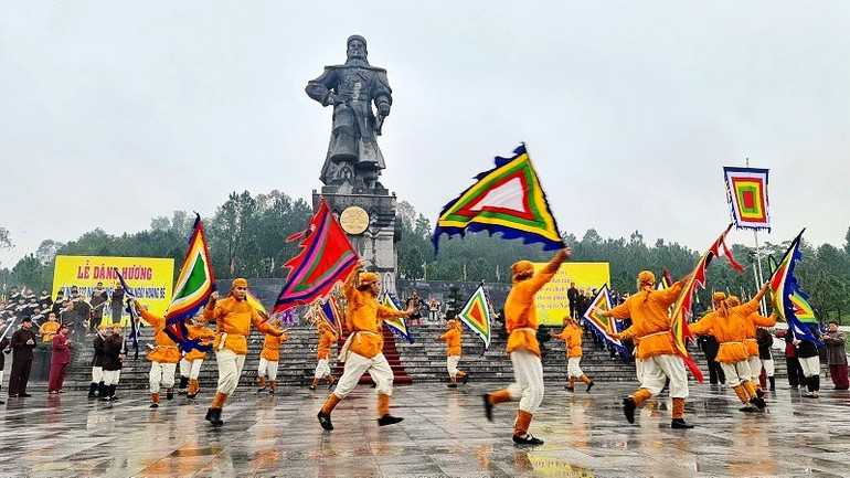 Dâng hương kỷ niệm 232 năm Quang Trung - Nguyễn Huệ lên ngôi Hoàng đế -0