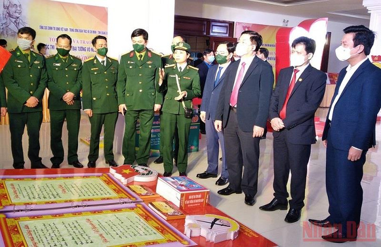 Đồng chí Nguyễn Trọng Nghĩa (thứ 3 bên phải qua) nghe giới thiệu các xuất bản phẩm về Đại tướng Võ Nguyên Giáp. Trao giải cuộc thi “Võ Nguyên Giáp- Đại tướng của nhân dân” -0