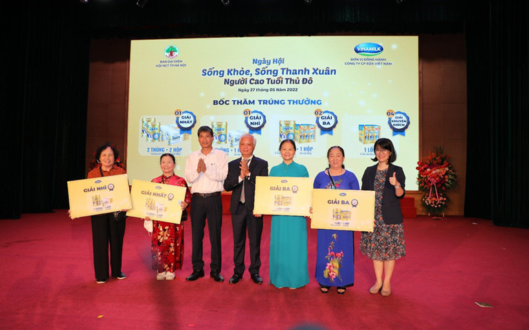 Bà Phạm Thị Nhung, Giám đốc ngành hàng Sữa bột Công ty Cổ phần Sữa Việt Nam-Vinamilk trao giải thưởng chương trình bốc thăm cho người cao tuổi được giải. Tưng bừng Ngày hội “Sống khỏe, sống thanh xuân”người cao tuổi thủ đô -0