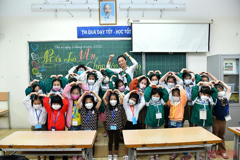 Những khoảnh khắc ngộ nghĩnh, đáng yêu của các con ngày đầu đến trường -1