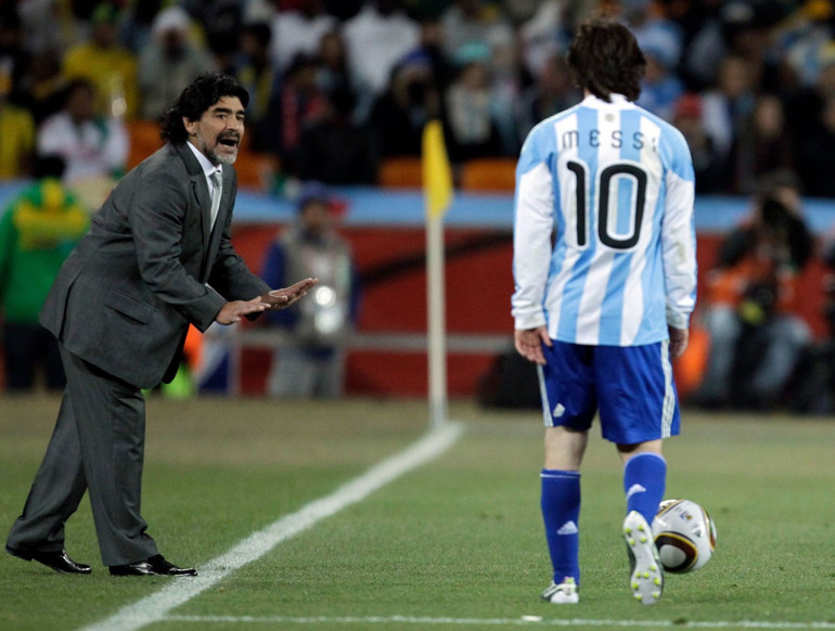 Huấn luyện viên Maradona trong một trận đấu của mùa giải World Cup 2010. (Ảnh: AP) Cuộc đời và sự nghiệp của huyền thoại Maradona qua ảnh -0