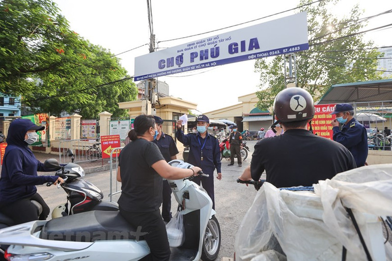 Người dân Thủ đô xếp hàng dùng thẻ để đi chợ thời Covid-19 -0