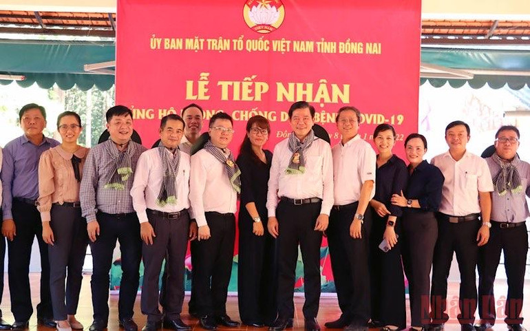 Đồng chí Lê Quốc Minh và đồng chí Nguyễn Hồng Lĩnh cùng lãnh đạo tỉnh Đồng Nai chụp hình lưu niệm. Báo Nhân Dân hỗ trợ tỉnh Đồng Nai 200 triệu đồng phòng, chống dịch -0