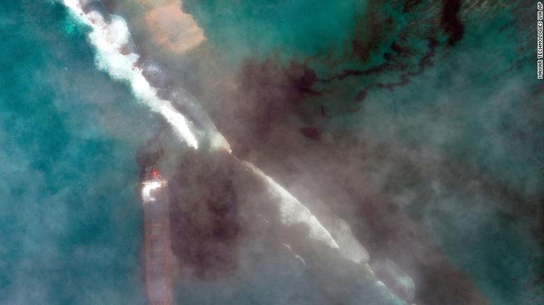 Con tàu rò rỉ dầu ngoài khơi Mauritius bị gãy làm đôi -0