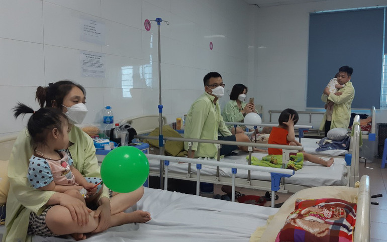 Trẻ điều trị bệnh lý hô hấp tại Bệnh viện Thanh Nhàn. Thời tiết thay đổi, nhiều trẻ nhập viện vì bệnh lý hô hấp, tiêu hóa -0