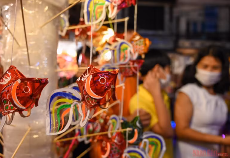 Phố cổ Hà Nội rực rỡ sắc mầu Tết Trung Thu -2