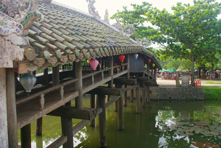 [Ảnh so sánh]: Cầu ngói Thanh Toàn trước và sau trùng tu, tôn tạo -0