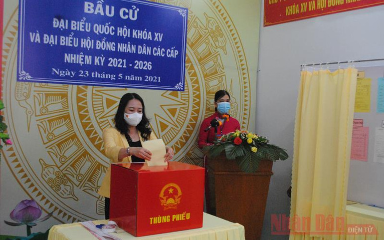 Phó Chủ tịch nước bỏ phiếu bầu cử ở An Giang -0