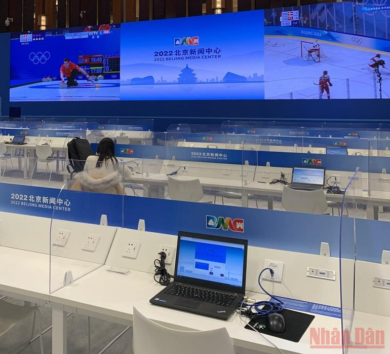 Một bàn tác nghiệp được trang bị laptop, tai nghe, internet trước màn hình lớn có thể theo dõi trực tiếp các trận thi đấu. Khám phá Trung tâm báo chí Olympic Bắc Kinh 2022 -0