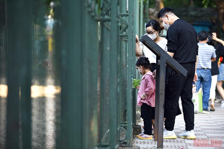 Bé vui khám phá thiên nhiên tại công viên Thủ Lệ sau giãn cách -0