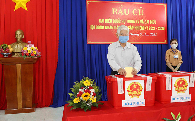 Nguyên Chủ tịch nước Nguyễn Minh Triết bỏ phiếu bầu cử ở Bình Dương -0