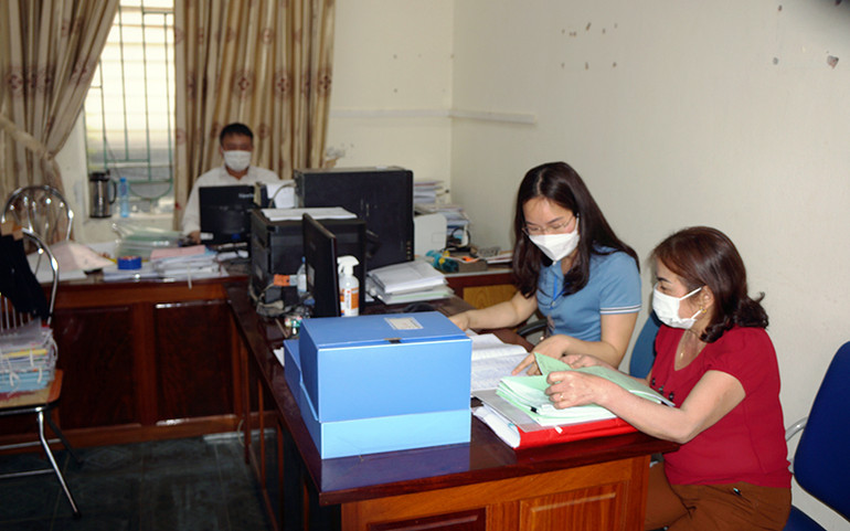 Công chức UBND thị trấn Đức Thọ, huyện Đức Thọ, tỉnh Hà Tĩnh trong giờ làm việc. Nhiều vướng mắc sau sắp xếp đơn vị hành chính cấp xã -0