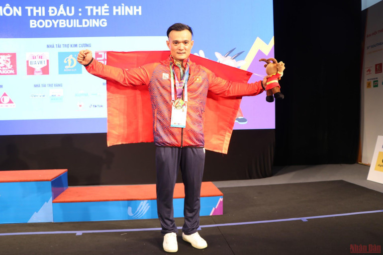 Với riêng Thanh Tùng, tấm Huy chương Vàng quý giá ngay trên sân nhà ở độ tuổi 42 chính là minh chứng rõ nhất cho nghị lực, niềm tin vượt qua nghịch cảnh. Đằng sau tấm Huy chương vàng thể hình của Đặng Thanh Tùng -0