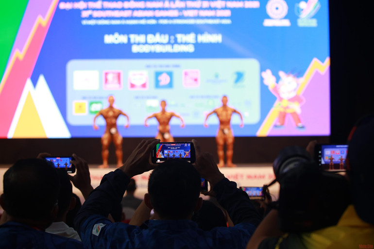 Khán giả phấn khích với màn biểu diễn của Bộ môn Thể hình. Đằng sau tấm Huy chương vàng thể hình của Đặng Thanh Tùng -0