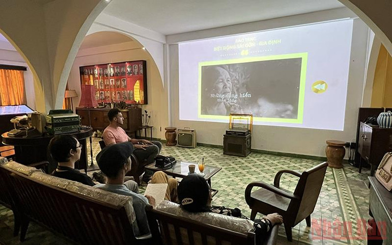Các du khách xem phim tài liệu về biệt động Sài Gòn tại phòng trưng bày Bảo tàng Biệt động Sài Gòn. Thành phố Hồ Chí Minh giữ gìn, phát huy giá trị các địa chỉ đỏ -0