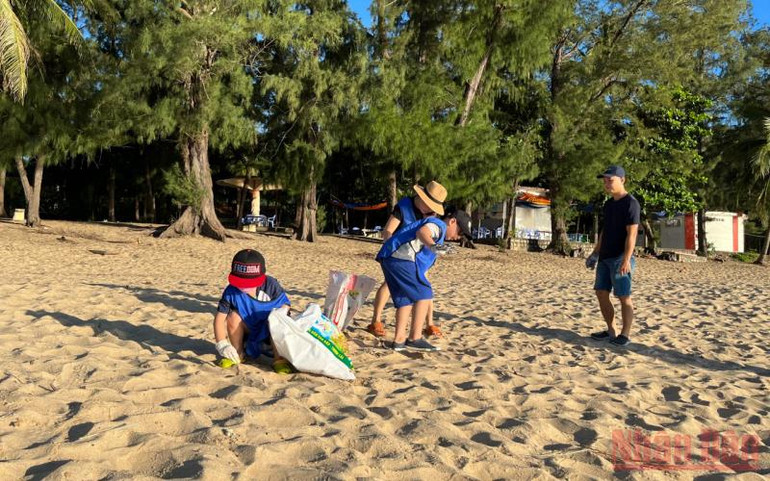 Học sinh và người dân tham gia làm sạch bãi biển. Bình Định tổ chức nhiều hoạt động ý nghĩa hưởng ứng ngày Môi trường thế giới -0