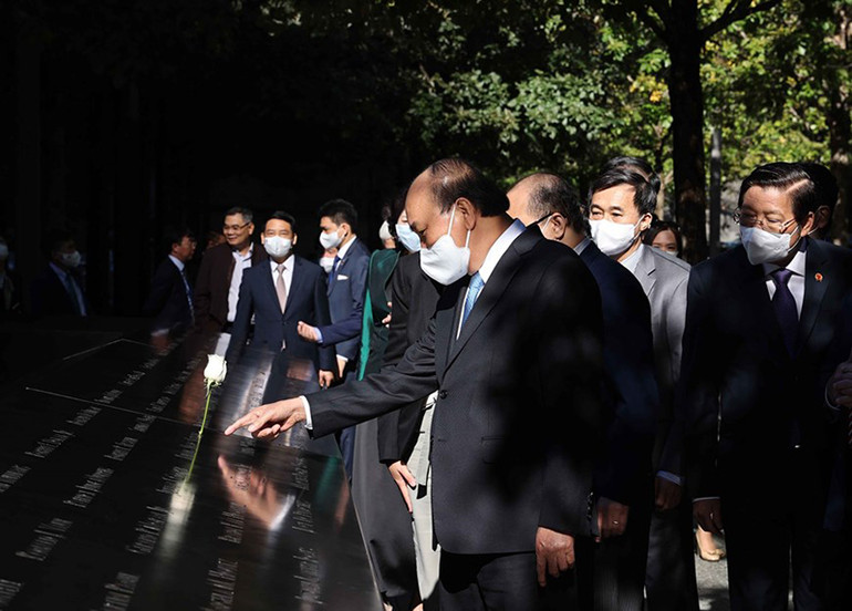 Chủ tịch nước Nguyễn Xuân Phúc thăm Khu tưởng niệm nạn nhân vụ khủng bố 11/9 -0