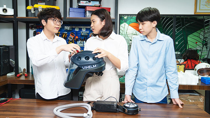 Nhóm ba bạn Minh Đức, Khánh An và Hoàng Phúc (từ trái sang) thảo luận về mũ Vihelm. Ảnh nhân vật cung cấp Tặng mũ chống dịch cho tất cả -0
