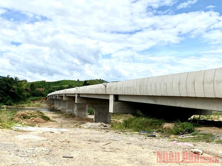 Đầu tư hạ tầng giao thông tránh lũ, cứu nạn miền núi Quảng Ngãi -0