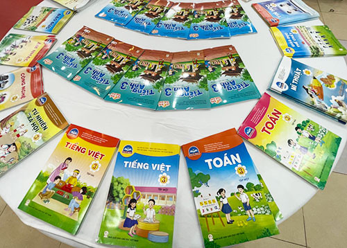 Bản mẫu sách giáo khoa lớp 3 của Nhà xuất bản Giáo dục Việt Nam. (Ảnh: KIM BẠCH) Lúng túng chuyện sách giáo khoa chương trình giáo dục phổ thông mới -0