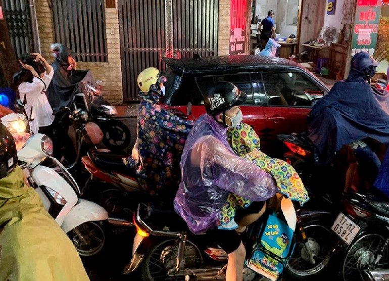 Nhiều phụ huynh gặp khó khăn đưa con đi học trong sáng đầu tuần. Hà Nội mưa lớn, ùn tắc nghiêm trọng sáng đầu tuần -0