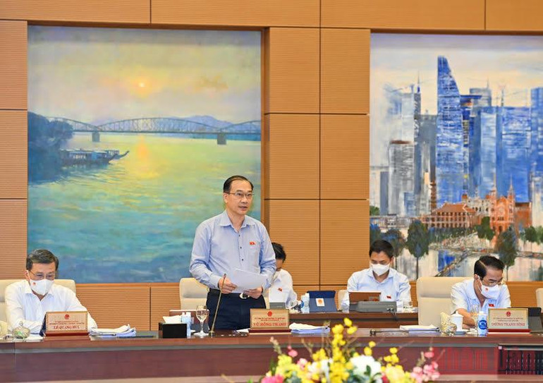 Chủ nhiệm Ủy ban Kinh tế Vũ Hồng Thanh trình bày báo cáo thẩm tra tại phiên họp. Ảnh: Duy Linh Tái cơ cấu kinh tế theo hướng “xanh hơn, số hóa, tăng năng lực đổi mới sáng tạo” -0