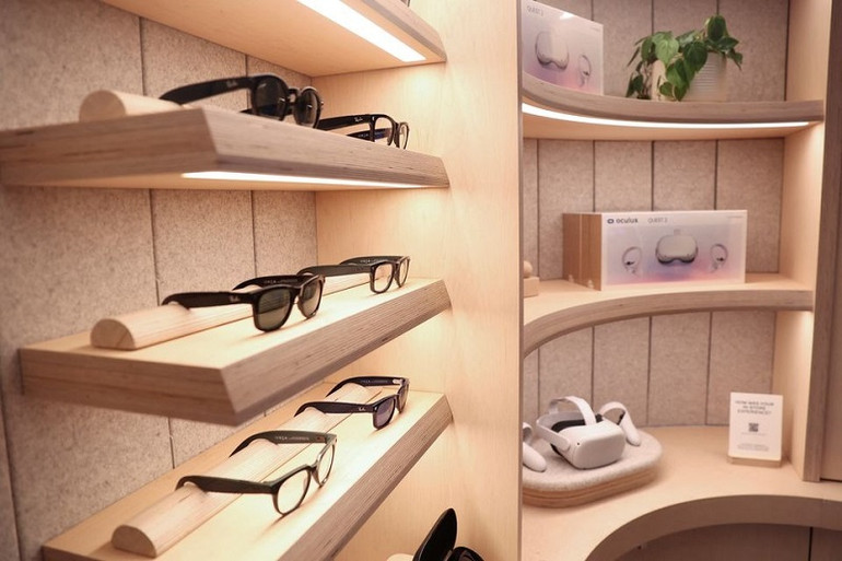 Kính thông minh Ray-Ban được trưng bày tại cửa hàng Meta ngày 4/5. (Ảnh: Reuters) Những hình ảnh đầu tiên về cửa hàng bán lẻ thiết bị thực tế ảo của Meta -0