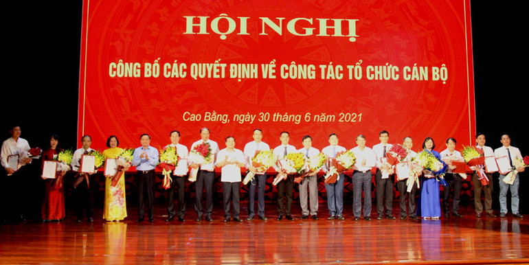 Thường trực Tỉnh ủy Cao Bằng chúc mừng các đồng chí được điều động, luân chuyển, bổ nhiệm. Cao Bằng công bố nhiều quyết định điều động, luân chuyển, bổ nhiệm cán bộ -0