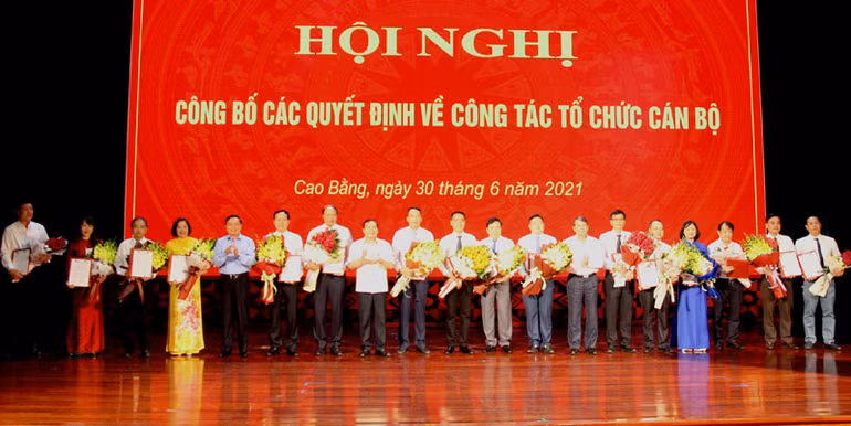 Cao Bằng công bố nhiều quyết định điều động, luân chuyển, bổ nhiệm cán bộ -0