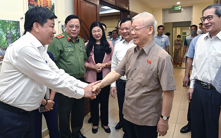 Tổng Bí thư Nguyễn Phú Trọng với các cử tri. (Ảnh NGUYỄN ÐĂNG) Tổng Bí thư Nguyễn Phú Trọng tiếp xúc cử tri Hà Nội -0