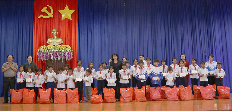 Phó Chủ tịch nước Đặng Thị Ngọc Thịnh trao tặng 60 suất học bổng cho các em học sinh nghèo, vượt khó trên địa bàn huyện Đăk Tô, tỉnh Kon Tum. Phó Chủ tịch nước Đặng Thị Ngọc Thịnh làm việc tại huyện Đăk Tô (Kon Tum) -0