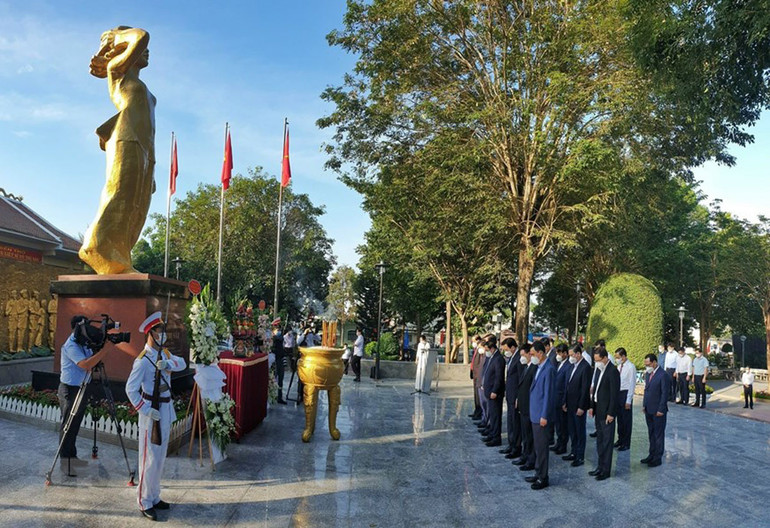 Thủ tướng Phạm Minh Chính và đoàn công tác đến dâng hương tưởng niệm Anh hùng liệt sĩ Võ Thị Sáu tại thị trấn Đất Đỏ. Thủ tướng Phạm Minh Chính dâng hương tưởng niệm Anh hùng liệt sĩ Võ Thị Sáu -0