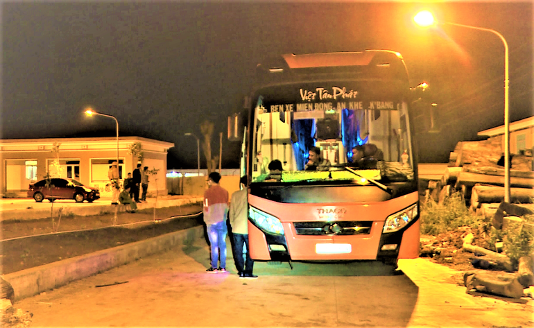 Một chiếc xe khách giường nằm của nhà xe Việt Tân Phát chở pháo lậu bị Công an huyện Ea H’leo tạm giữ để xử lý. Phát hiện xe khách vận chuyển pháo lậu từ tỉnh Gia Lai xuống TP Hồ Chí Minh tiêu thụ -0