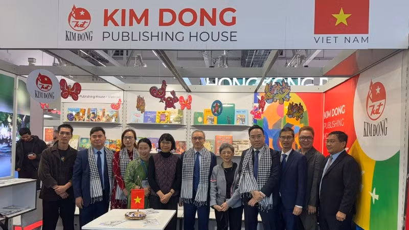 Các đại biểu tại khu vực trưng bày Không gian Sách Việt Nam.