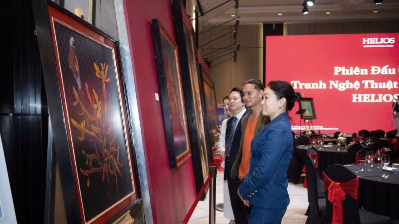 Thưởng thức tác phẩm tại không gian của phiên đấu giá nghệ thuật Helios.