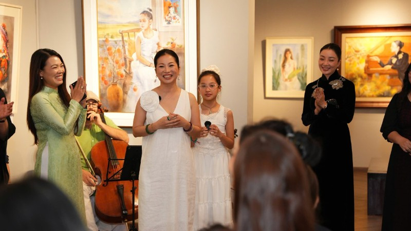 Họa sĩ Nguyễn Thu Hà (thứ hai từ trái qua) tại triển lãm.