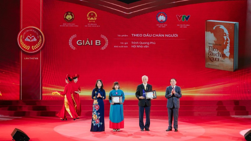 Đại diện Nhà xuất bản Hội Nhà văn và Giáo sư Trình Quang Phú nhận giải B Giải thưởng Sách Quốc gia.