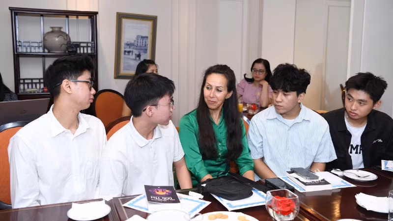 Nhà văn Isabelle Müller trò chuyện với các bạn trẻ Việt Nam giàu khát vọng.