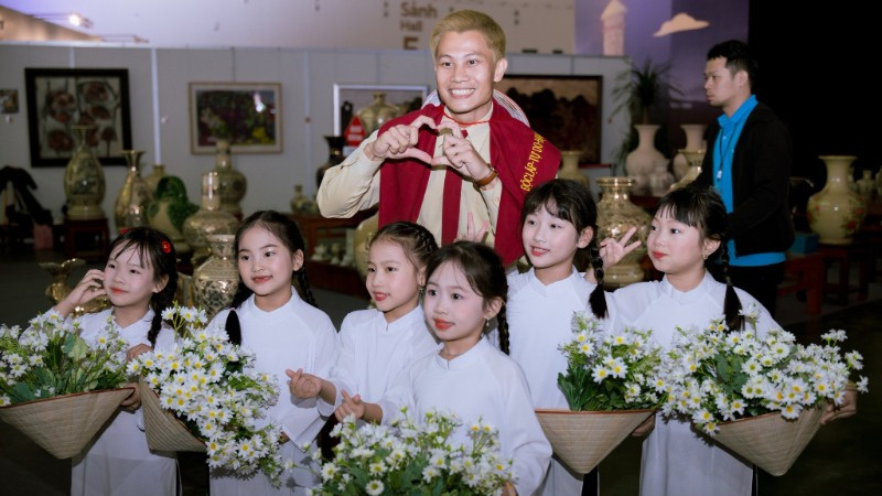 Diễn viên phim "Mưa đỏ" giao lưu với các khán giả nhí.