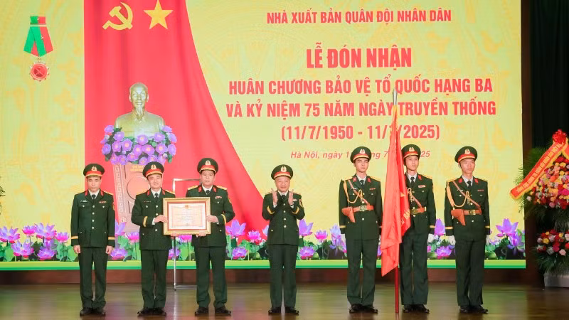 Đại diện tập thể Nhà xuất bản Quân đội nhân dân vinh dự đón nhận Huân chương Bảo vệ Tổ quốc hạng Ba.