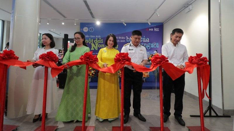 Lễ cắt băng khai mạc triển lãm ảnh và giới thiệu sách.