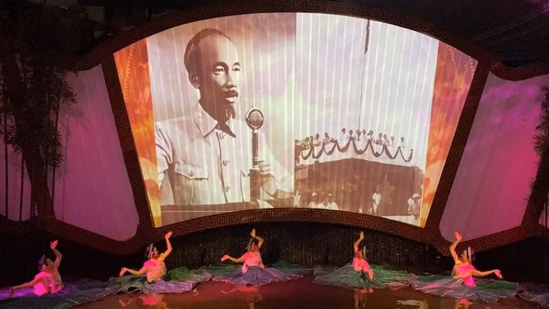 Hình ảnh Bác Hồ đọc Tuyên ngôn độc lập trên sân khấu chương trình.