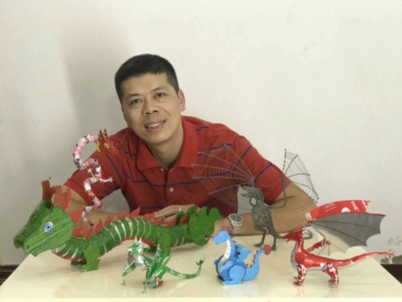 Kiến trúc sư-nhà thơ Châu An Khôi bên những món đồ chơi tự làm.