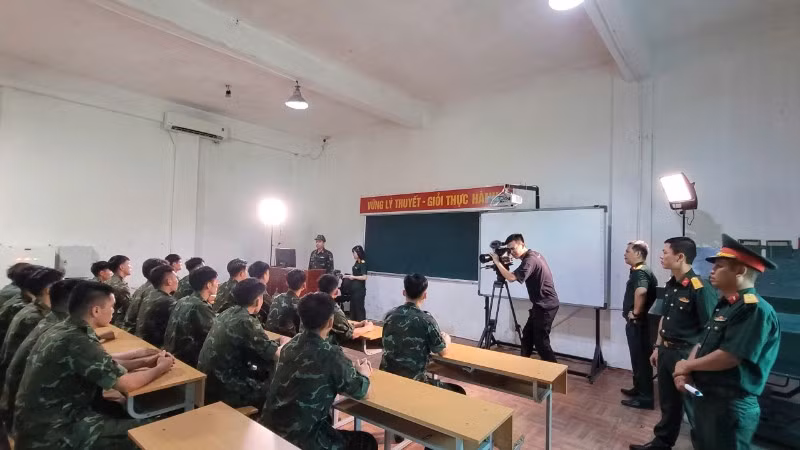 Đoàn phim "Ứng dụng công nghệ mô phỏng trong quân đội" tác nghiệp trong một cảnh quay.